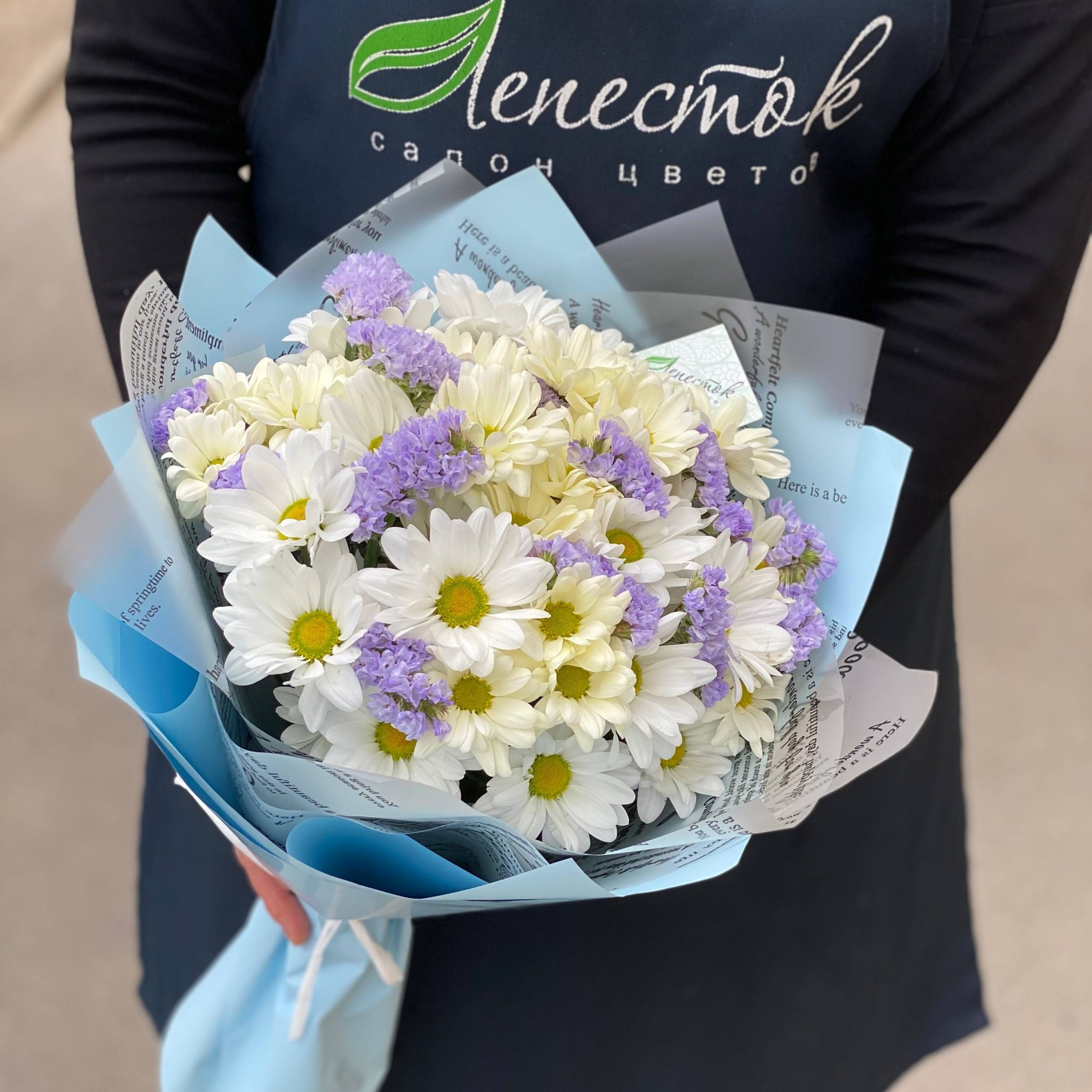 Букет из кремовых и белых хризантем